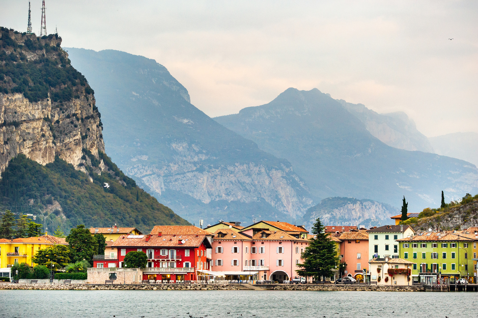scorcio sul garda con piccolo attracco per barche