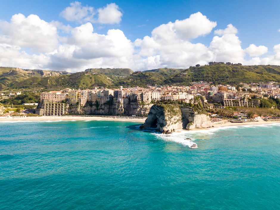 Vista panoramica di tropea con barche che navigano