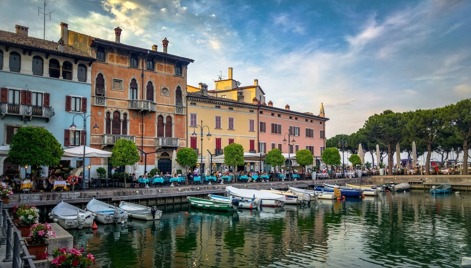 vista sul porto di desenzano con barche a noleggio