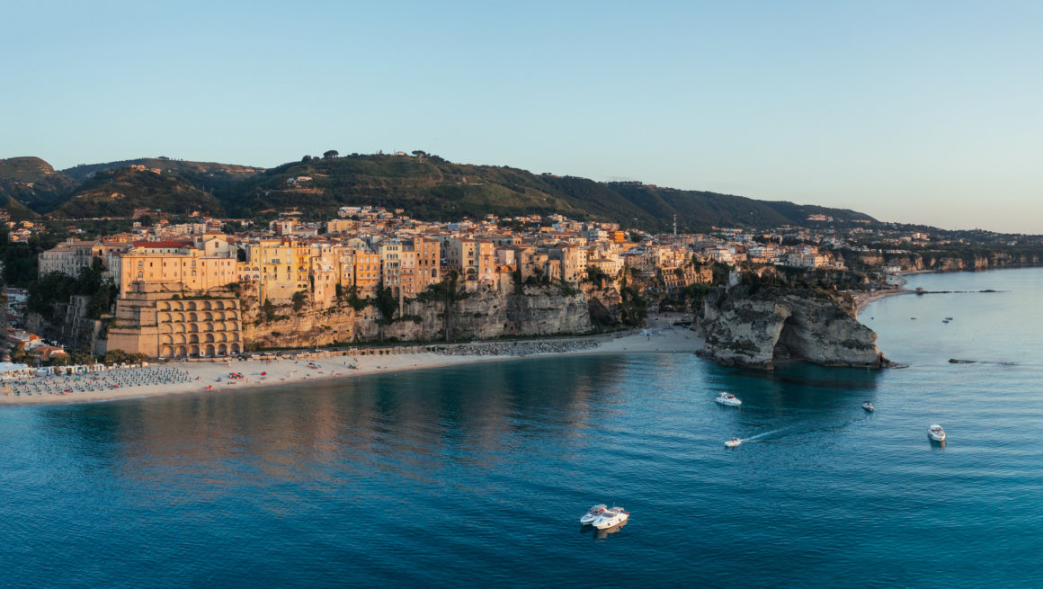 Vista su tropea e barche al tramonto
