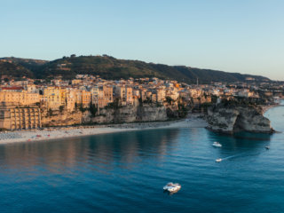 Vista su tropea e barche al tramonto