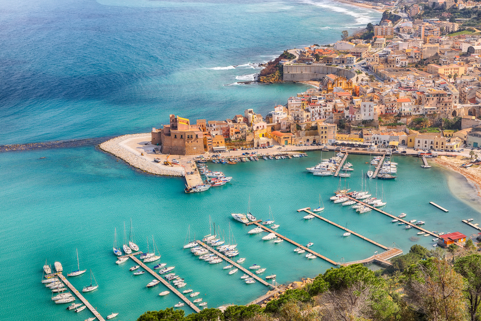 marina di castellammare con barche a noleggio