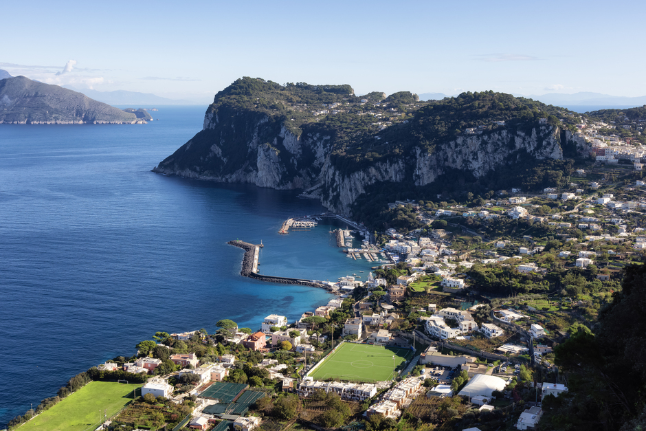 vista panoramica della città di capri e barche