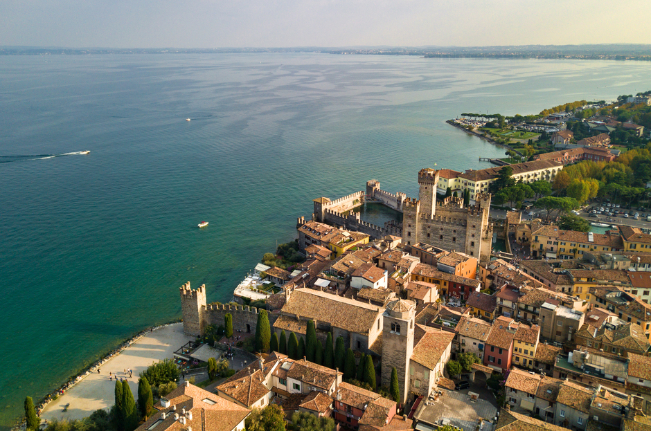 panorama su scaligera e sirmione a garda con barche