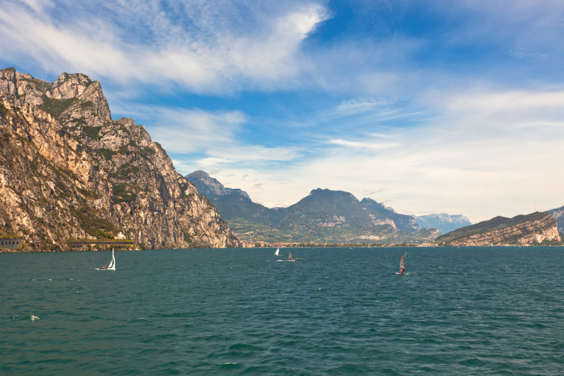 panoramica sul lago di garda e barche a vela