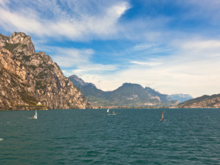 panoramica sul lago di garda e barche a vela