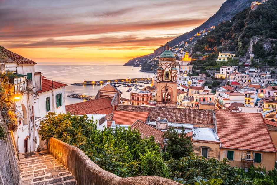 Vista panoramica di amalfi al tramonto