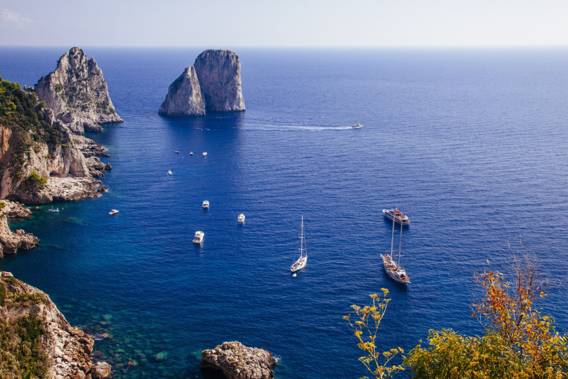 panoramica dei faraglioni di capri e barche