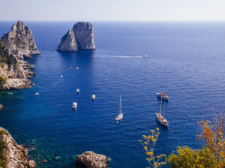 panoramica dei faraglioni di capri e barche