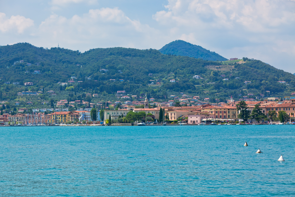 isola di salo con barche a vela a noleggio