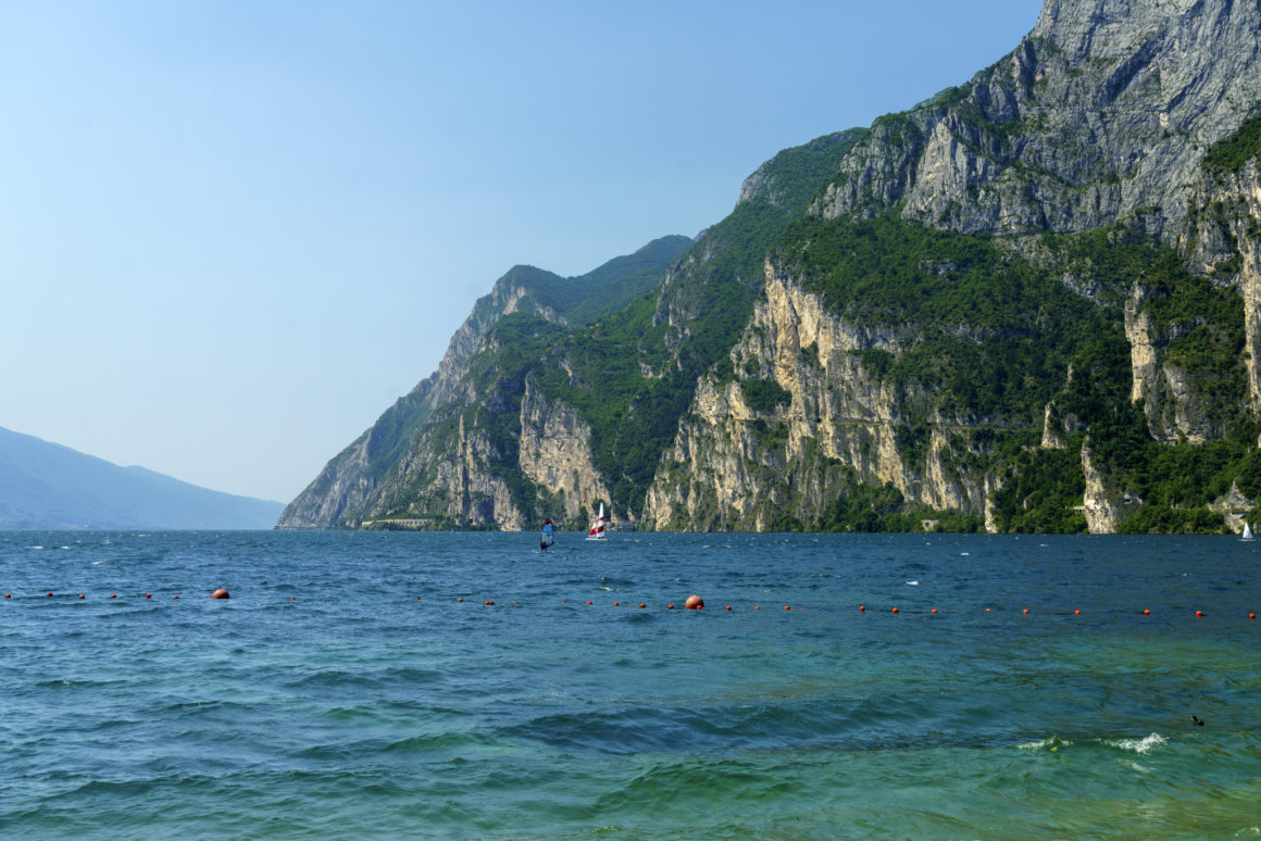 panoramica sulle scogliere del garda con barche a vela
