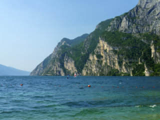 panoramica sulle scogliere del garda con barche a vela