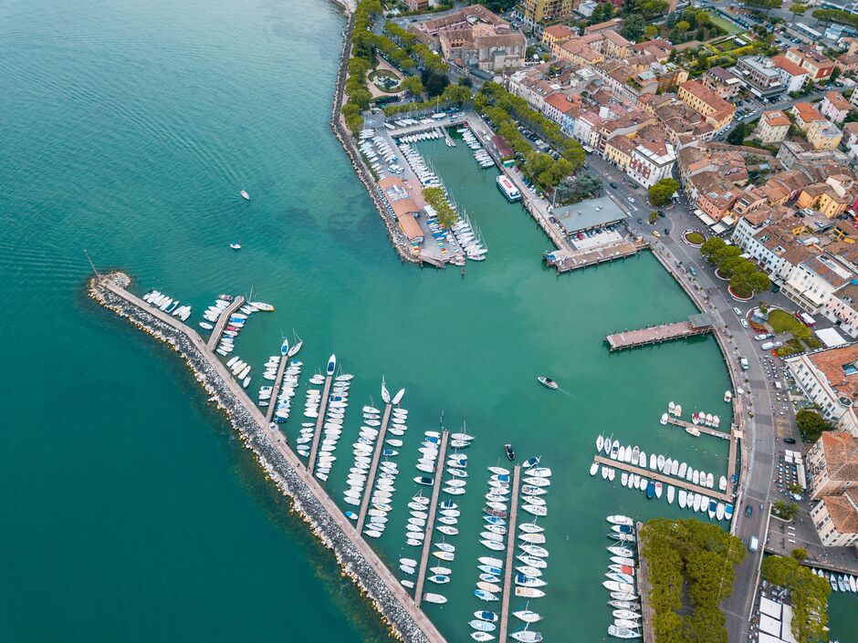vista dall'alto del porto di desenzano e barche ormeggiate