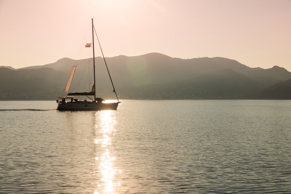 Yacht a noleggio al tramonto