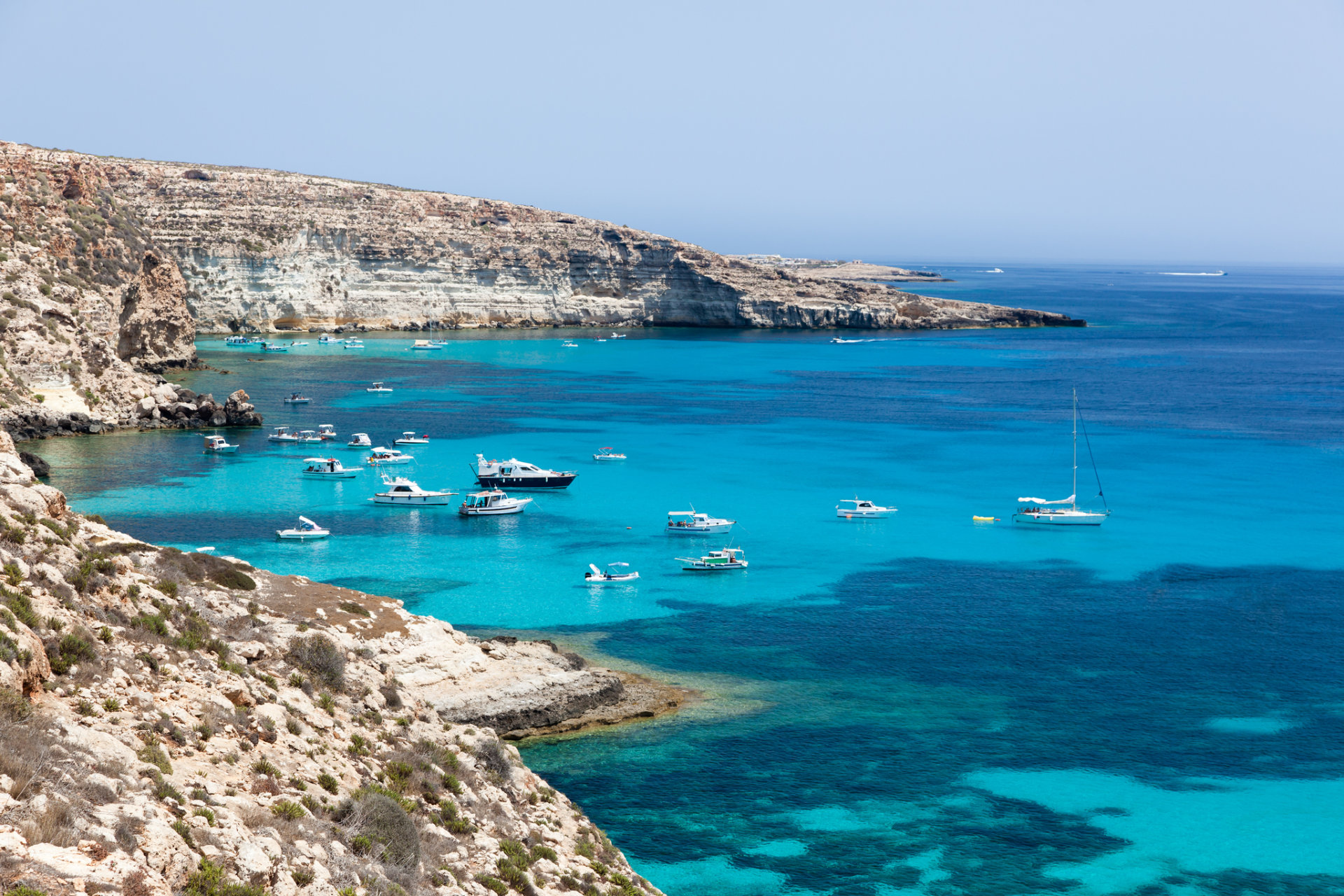 barche e yacht a noleggio ancorati in una baia