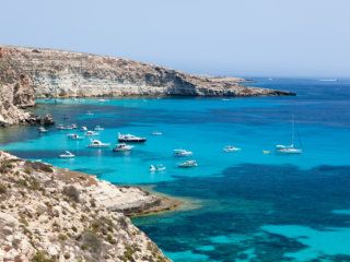 barche e yacht a noleggio ancorati in una baia