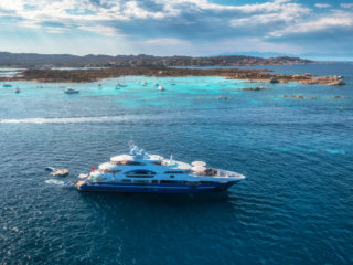 Vista sul panorama e yacht a noleggio in Sardegna