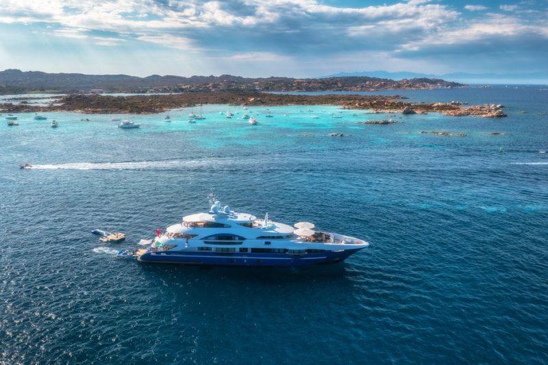Vista sul panorama e yacht a noleggio in Sardegna