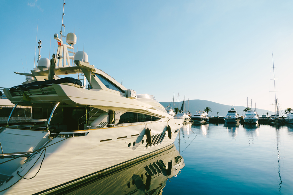 ormeggio di uno yacht di lusso a noleggio in una marina