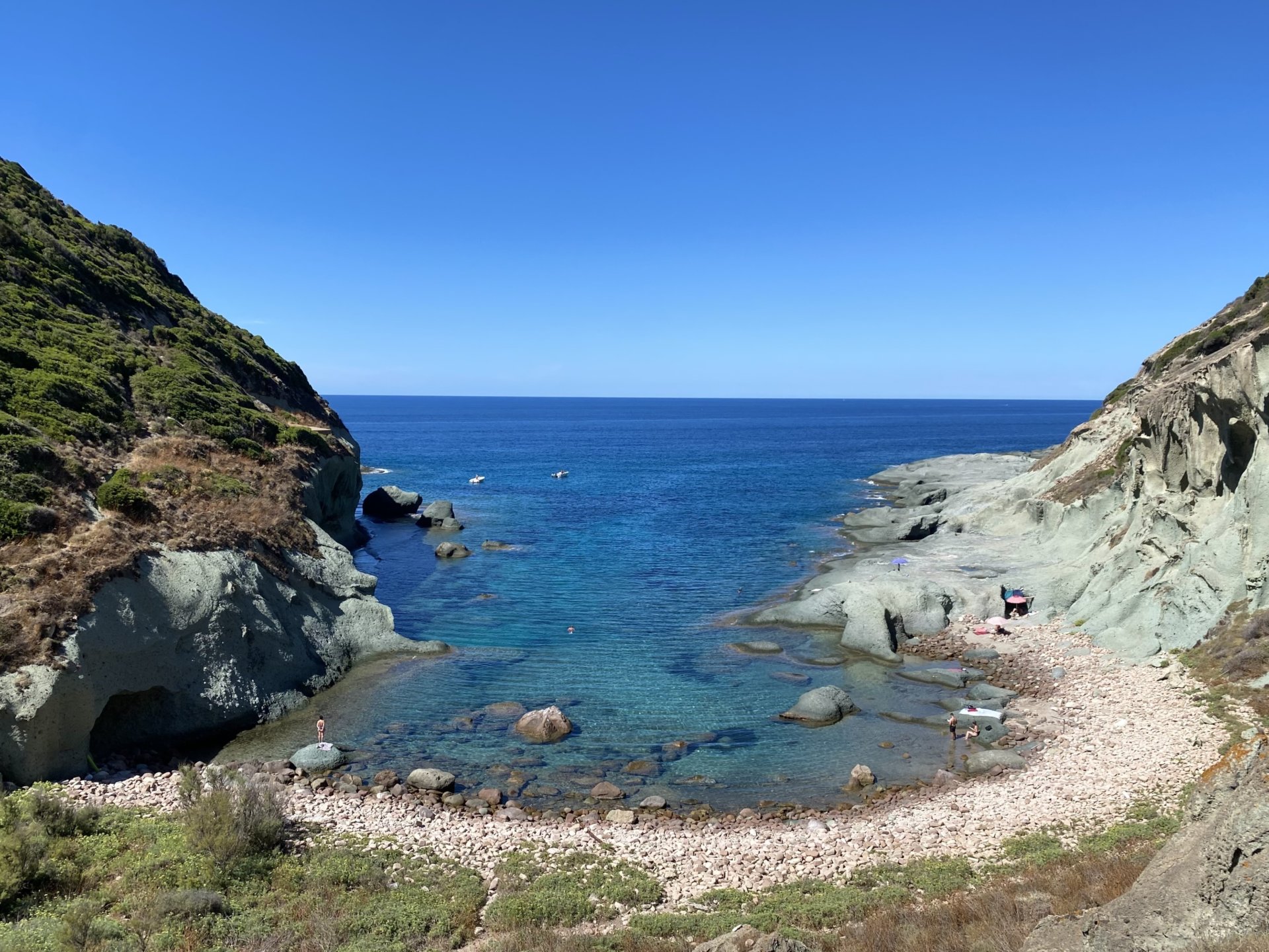 Piccola cala selvaggia Cala 'e Moro e acqua turchese chiara, costa nord-ovest della Sardegna