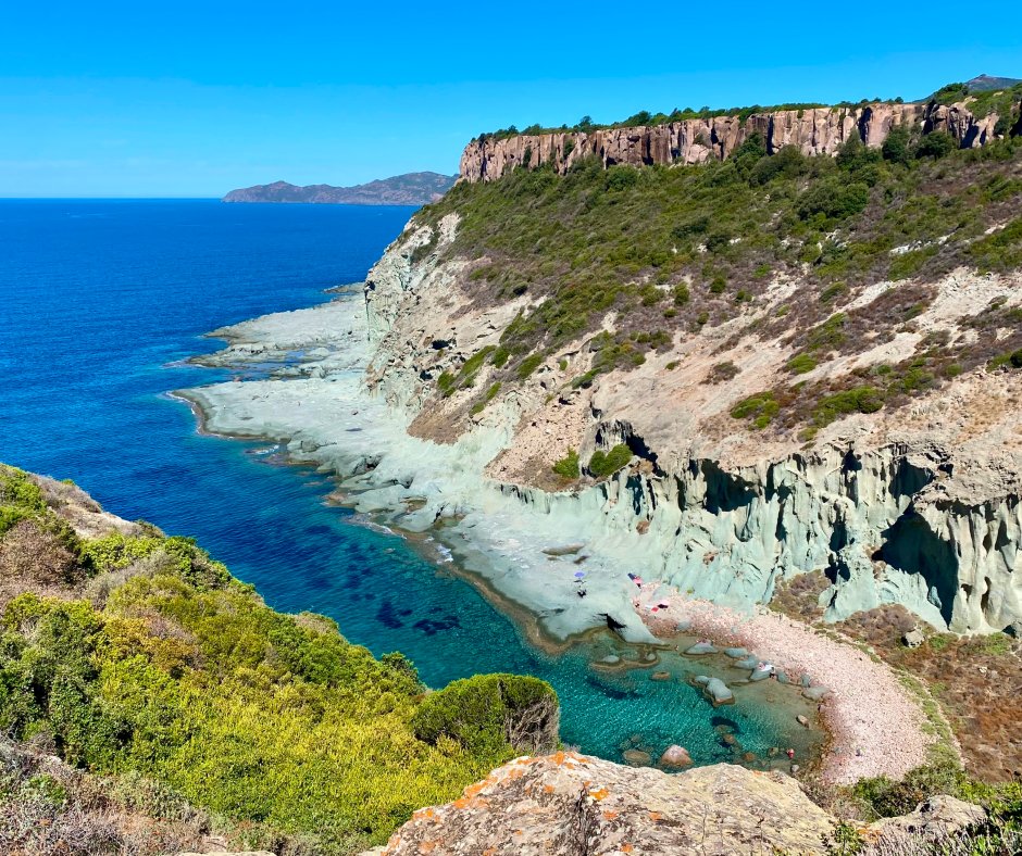 Scogliere grigio-verdi e acqua turchese a Cala 'e Moro, Sardegna