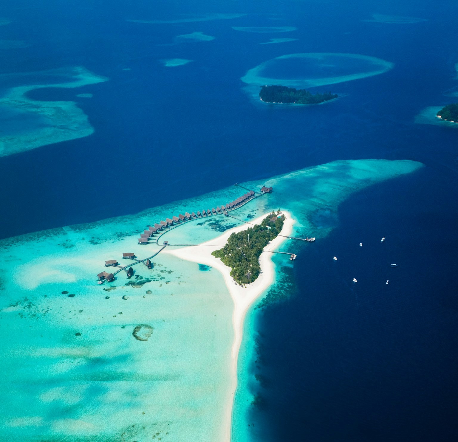 Vista aerea atollo bungalow sabbia bianca mare turchese Maldive.