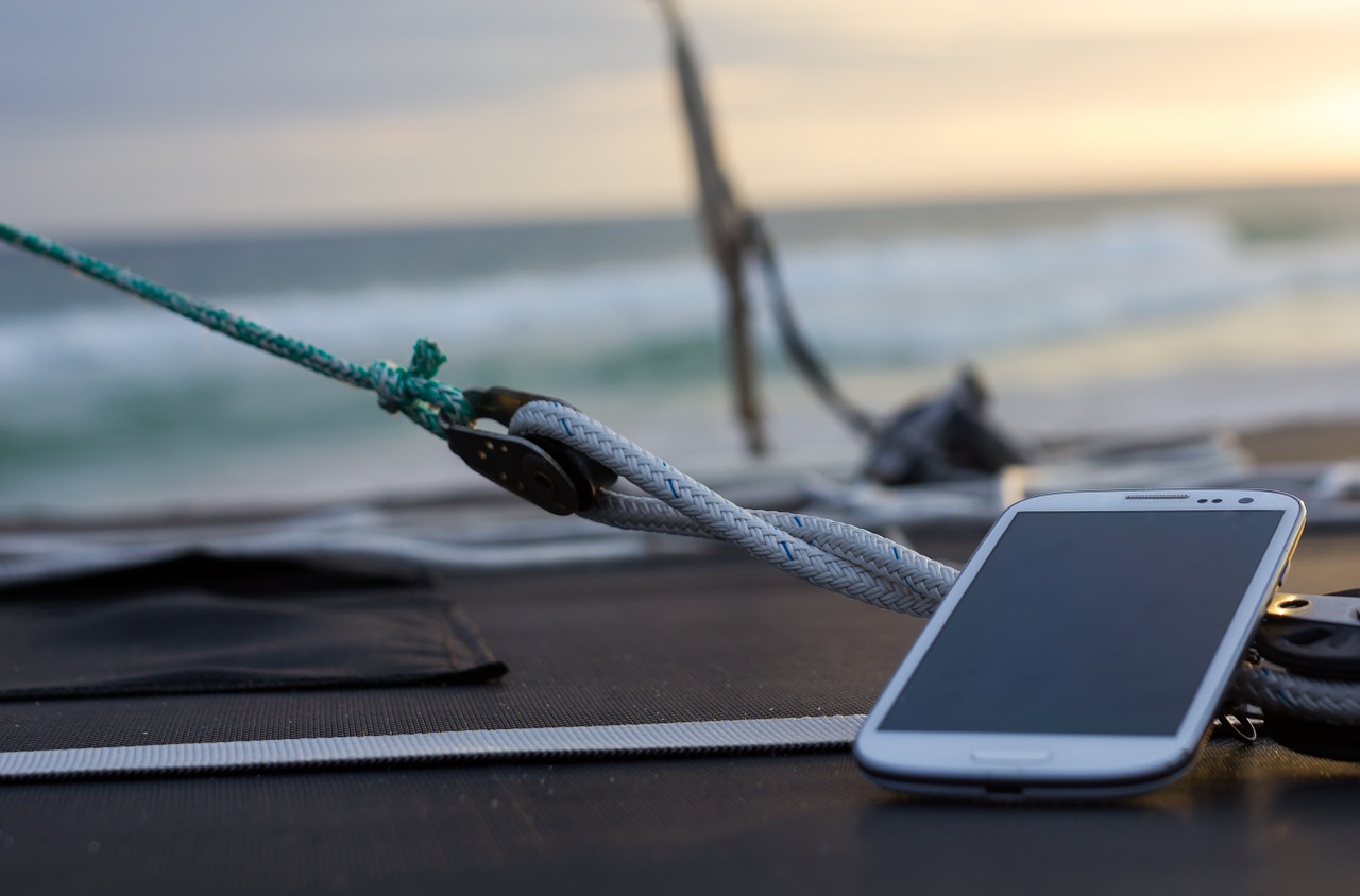 smartphone op het dek van een catamaran