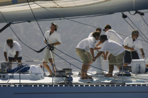 schippers aan het werk op een catamaran