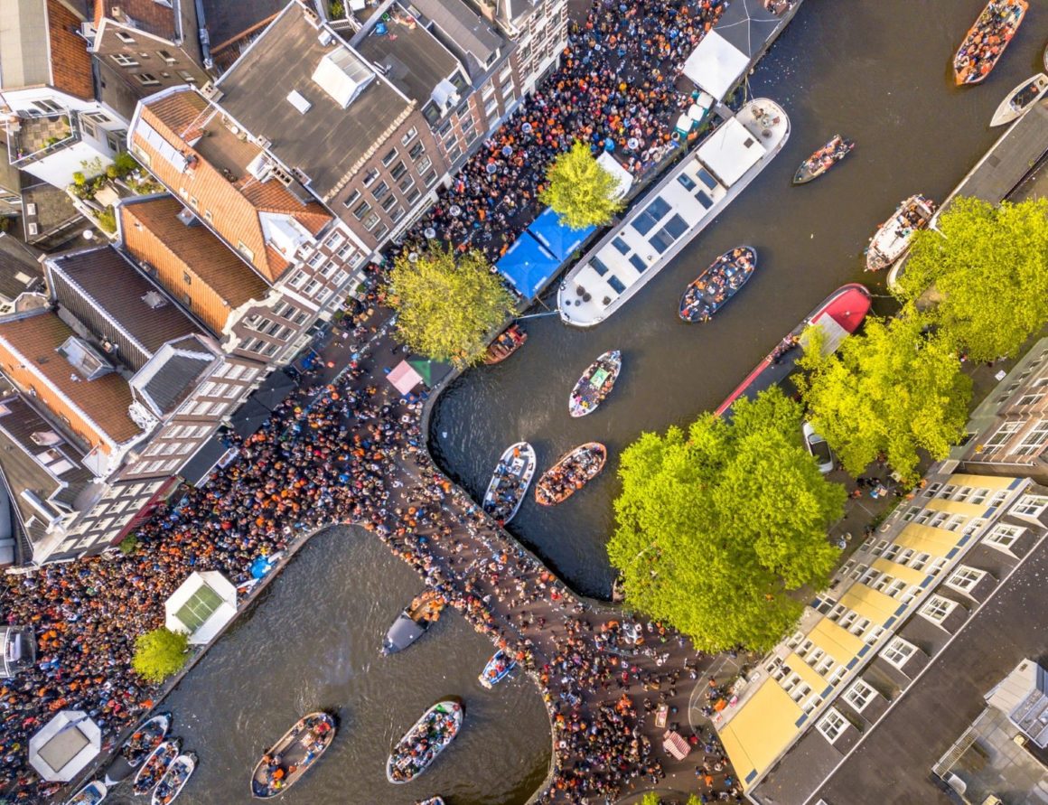 Bovenaanzicht van kanaal in Nederland op Koningsdag