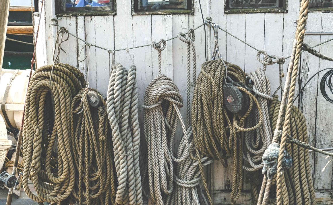Opgehangen lijnen, goed voor zeemansknopen in te leggen
