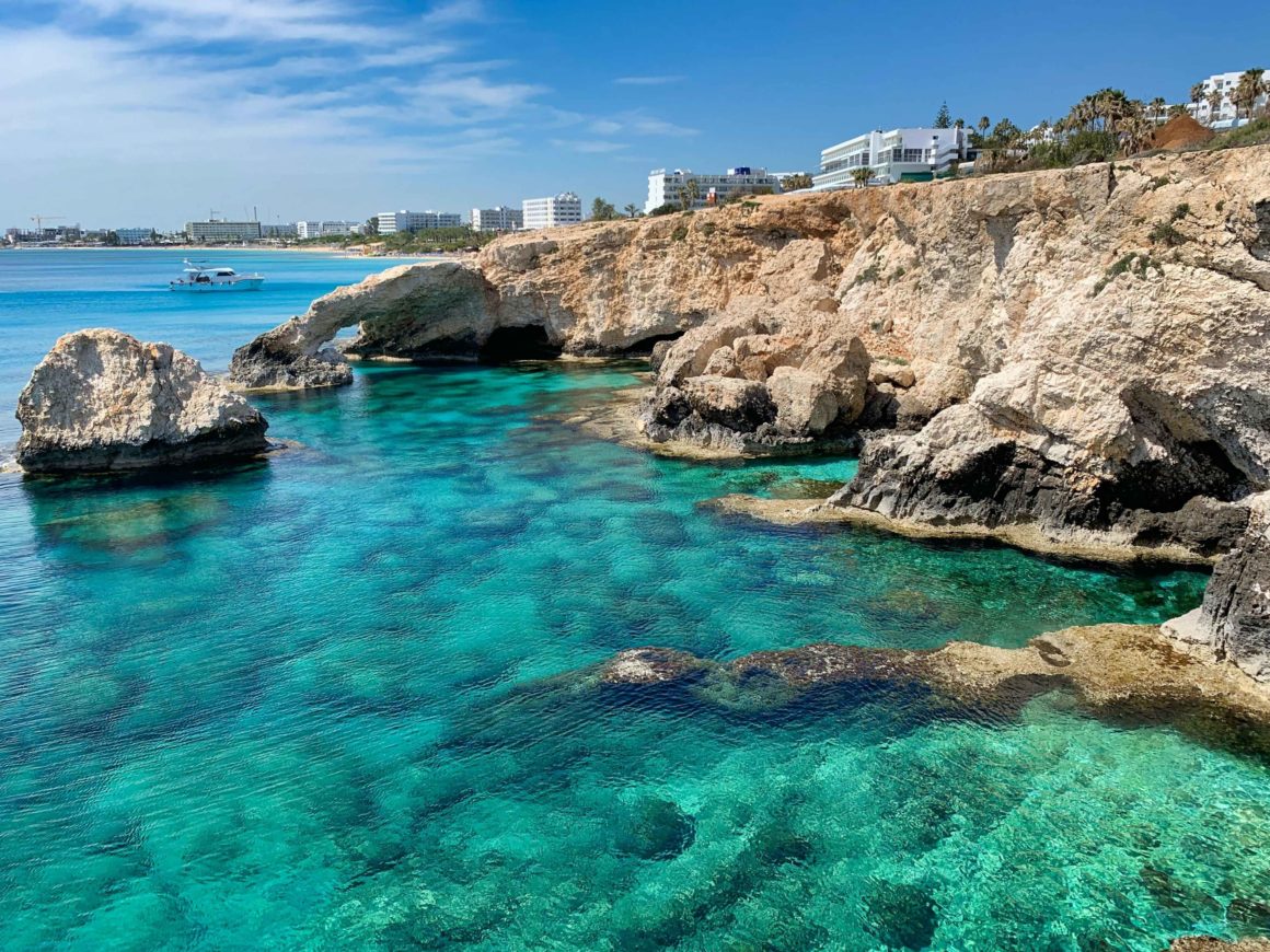 Het helderblauwe water van het strand van Ayia Napa in Cyprus. Ideale lauke vakantiebestemming
