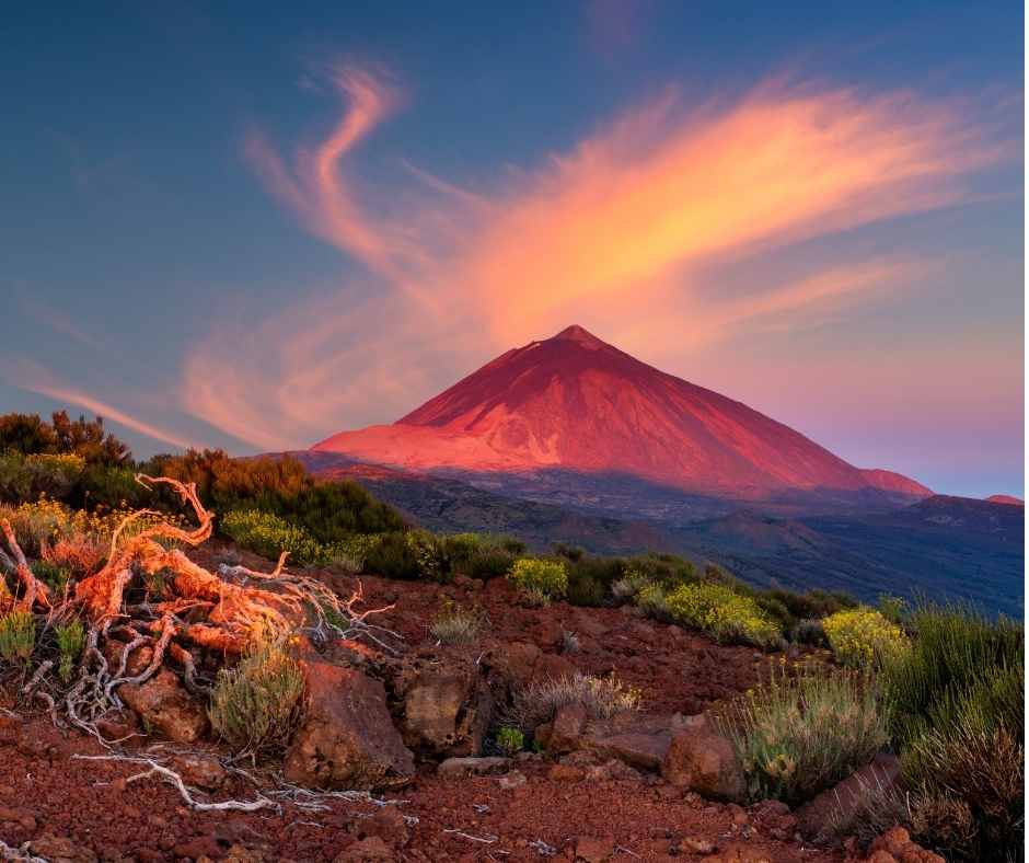 Teide vulkaan in Tenerife in het licht van the stijgende zon op dit Canarische Eiland