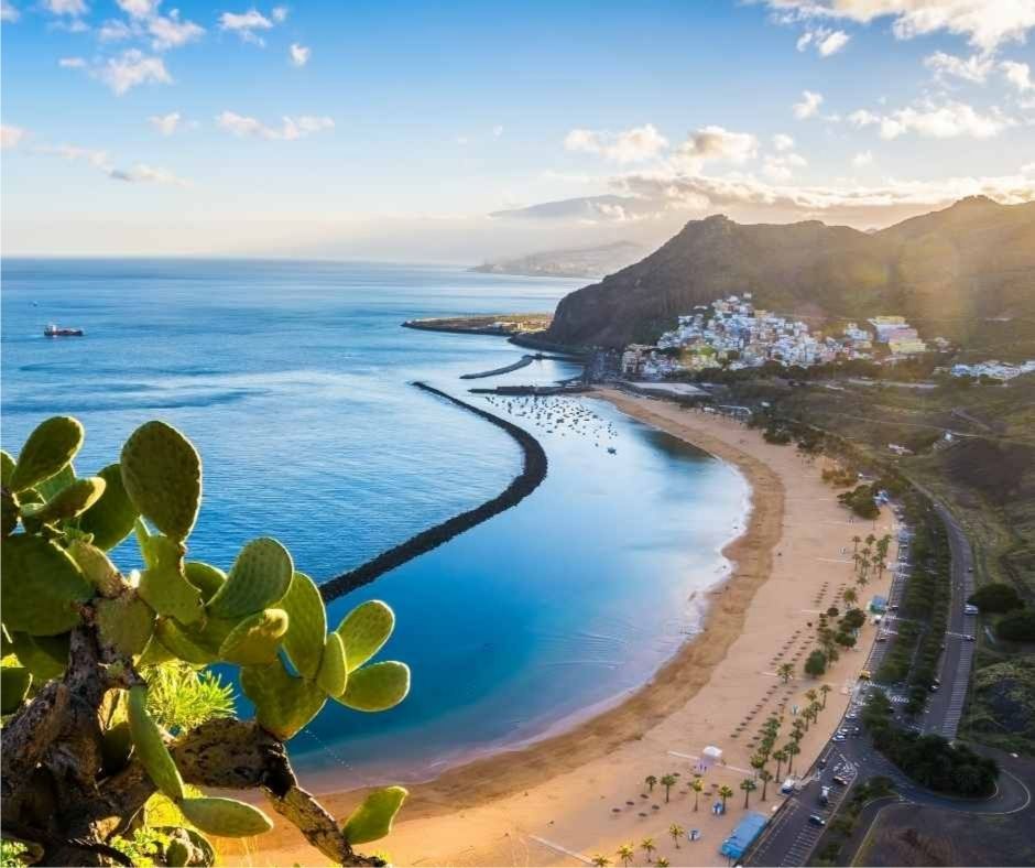 Prachtig uitzicht op het strand Las Teresitas met geel zand. Santa Cruz de Tenerife; Canarische Eilanden. Artistiek beeld