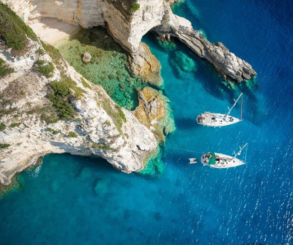 Zeilboten in een mooie baai, Paxos eiland, Griekenland. Zeer leuke bestemming voor de hersft vakantie.