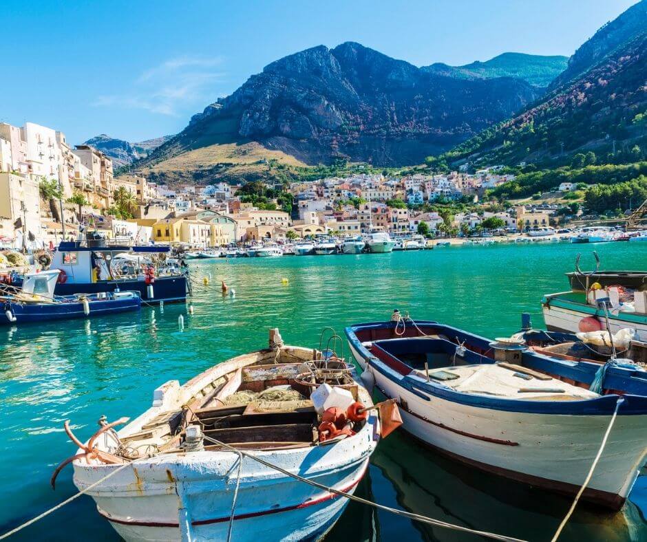 Vissershaven met oude houten vissersboten aangemeerd aan de jachthaven in de zomer in Castellammare del Golfo in Sicilië, Italië. Zeer leuke bestemming voor de hersft vakantie.