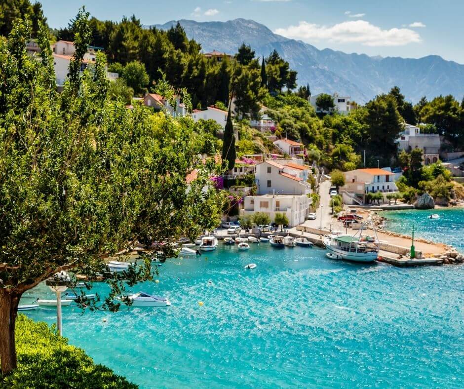 Prachtige Adriatische baai en het dorp bij Split, Kroatië
Zeer leuke bestemming voor de hersft vakantie.
