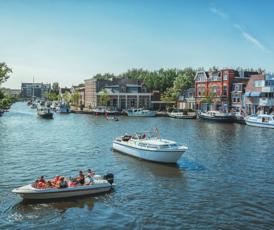 De jachthaven bij de Friese stad Sneek in Nederland. Zeer leuke bestemming voor de hersft vakantie.