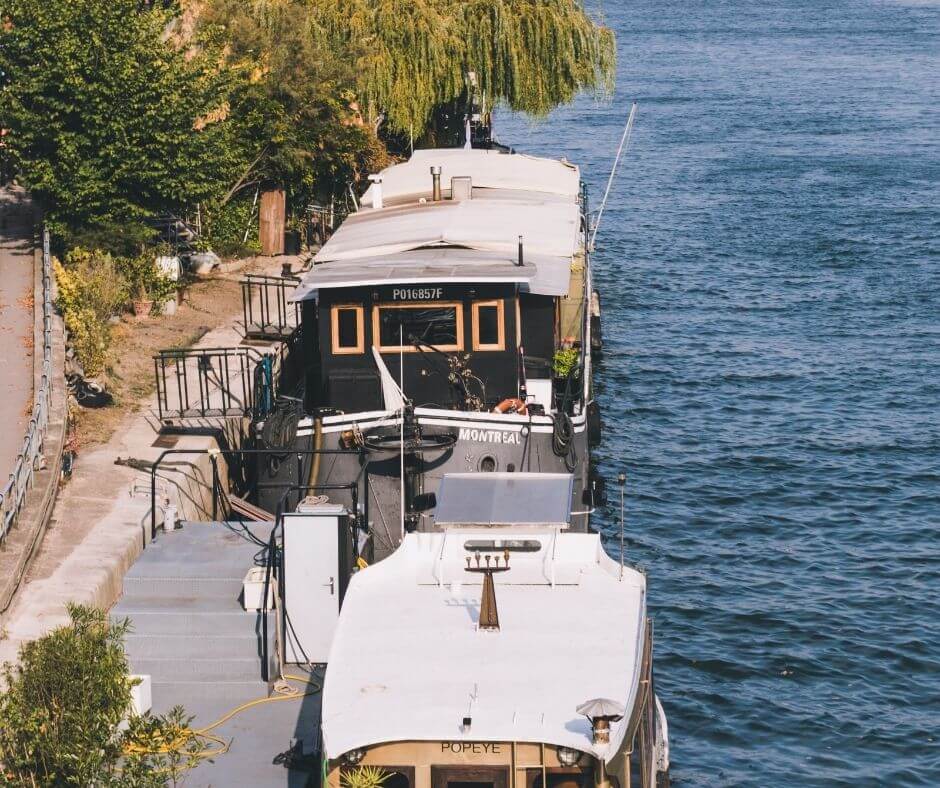 Woonboot aan de oever van de rivier, Parijs.