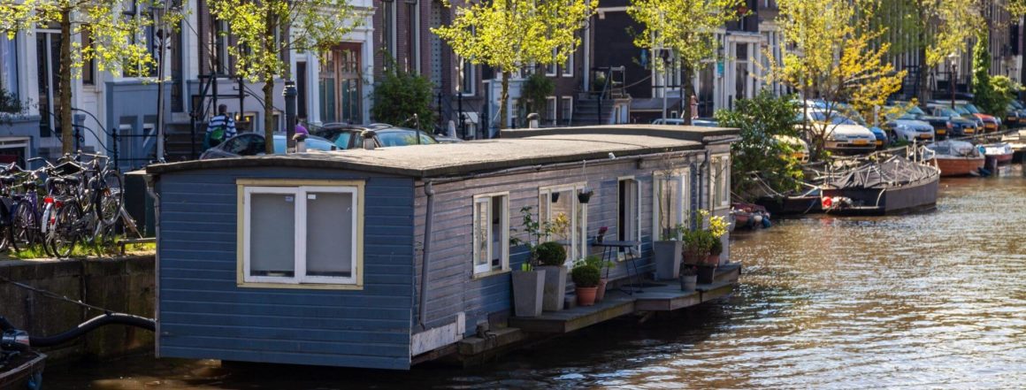 Woonboot op het water in Amsterdam