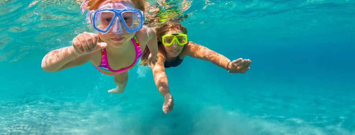 Moeder en dochter nemen duik onderwater en snorkelen op leuke vakantie bestemming