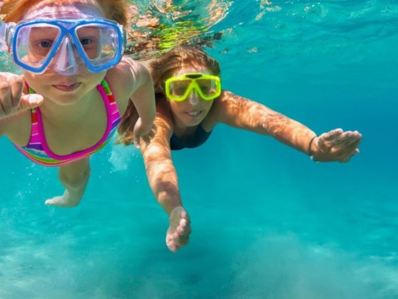 Moeder en dochter nemen duik onderwater en snorkelen op leuke vakantie bestemming