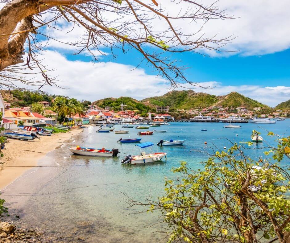 Landschap met klein strand en baai met boten. Terre-de-Haut, Les Saintes, Iles des Saintes, Guadeloupe, Franse Caribische eilanden. Helder en kleurrijk beeld.