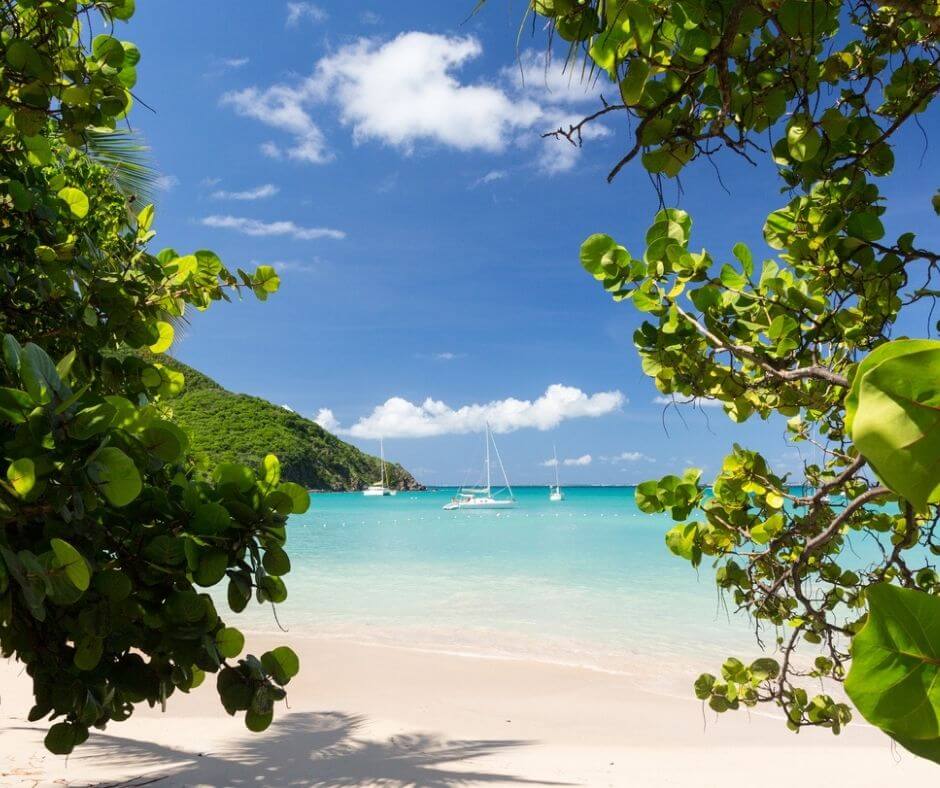 Anse Marcel strand en boten aan franse kant van St Maarten Sint Maarten Caribische eilanden