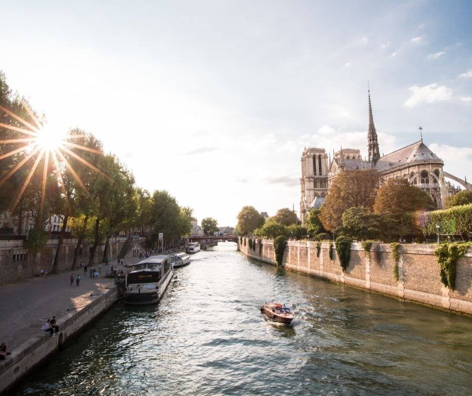Uitzicht over de rivier in Parijs met woonboot en de Notre Dame