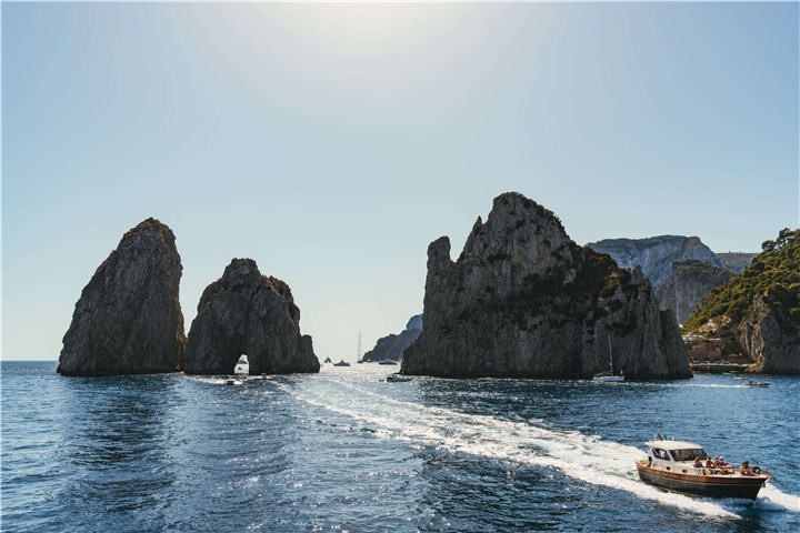 Capri czarter jachtów formacje skalne