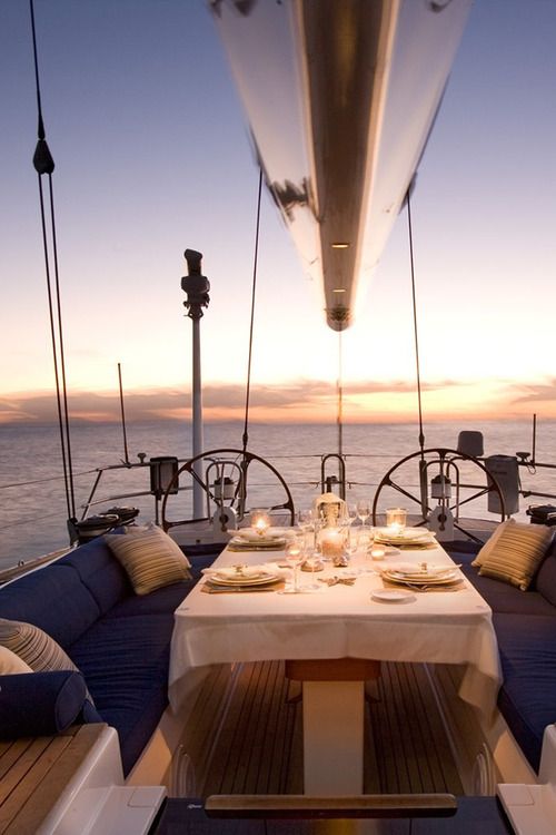 Não sabe o que fazer no ano novo? Um jantar a bordo de seu próprio barco!