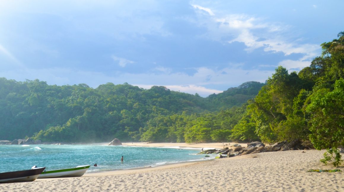 A Praia do Sono está no topo da lista de o que fazer em Paraty, não deixe de passar um dia em sua enorme faixa de areia!