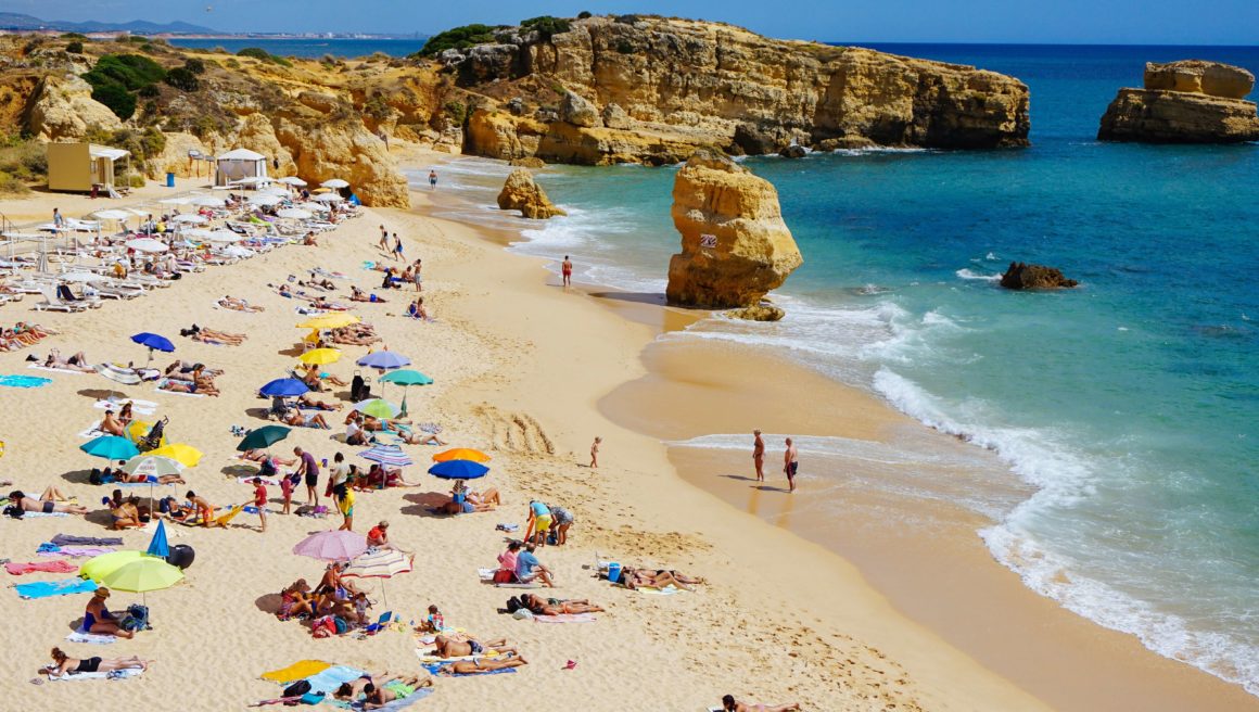 Albufeira pode parecer um local inesperado para conhecer ao viajar com amigos, mas este cantinho oferece mais diversão do que poderíamos imaginar!