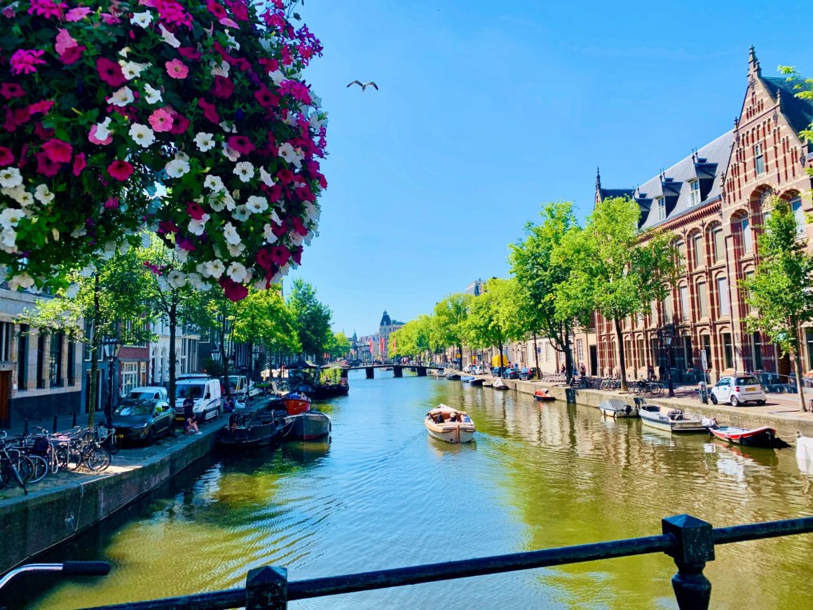 Famosa por sua arquitetura única, cerveja saborosa e belos canais, não se poderia conhecer Amsterdam sem um passeio de barco!