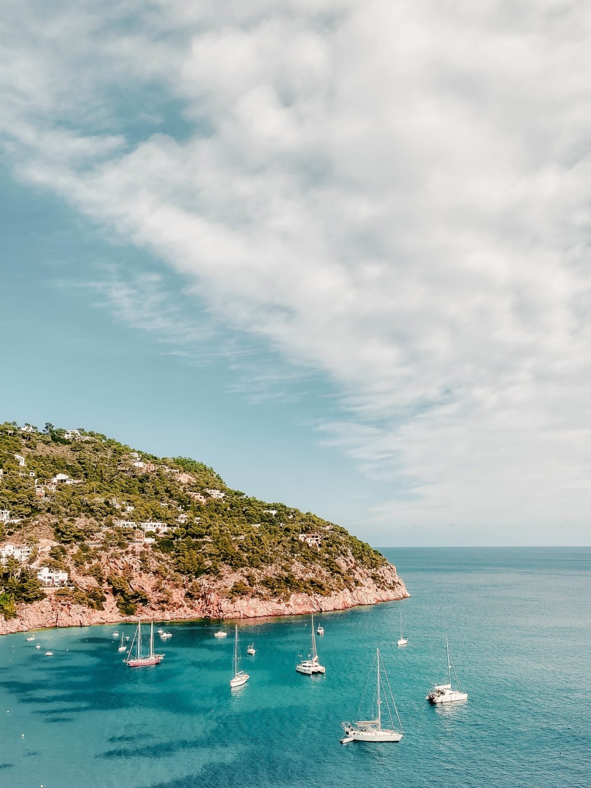 Um lugar que combina o relaxamanto da praia com a animação das festas, Ibiza é um destino ideal para viajar com amigos.